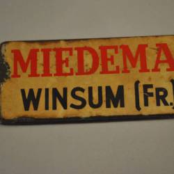 Naamplaatje "Miedema, Winsum", geëmailleerd