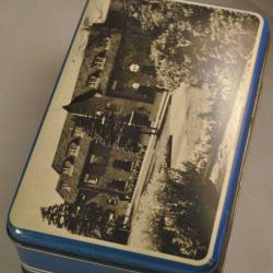 Koektrommel, blauw met afb. gemeentehuis Drachten
