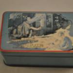 Blikje Madame Butterfly  (blauw, rode bies)