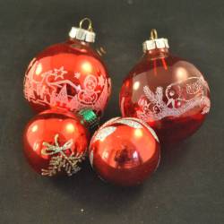 4 rode kerstballen