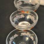 3 glazen schaaltjes met oranje/witte bloempjes (12/10/9 cm)