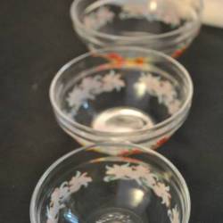 3 glazen schaaltjes met oranje/witte bloempjes (12/10/9 cm)