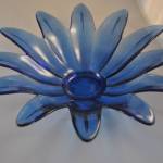 Schaal in de vorm van opengewerkte bloem (blauw glas)