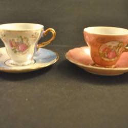2 mokka kop en schotels (wit/blauw en rose met decor)
