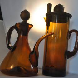 2 schenkkannetjes (bruin glas) 24 en 29 cm