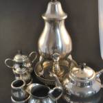 Tinnen kraantjes pot met koffie- en theeservies