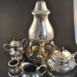 Tinnen kraantjes pot met koffie- en theeservies