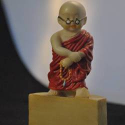 Beeldje van boedhistische monnik (kunsthars)