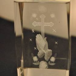Glasobject in etui, met afbeelding kruis en handen in gebedshouding)