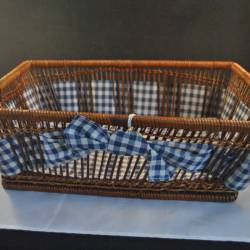 Rieten broodmand met blauw/witte ruitjesstof