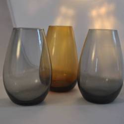 3 bekervaasjes (2 lichtgrijs, 1 bruin glas)