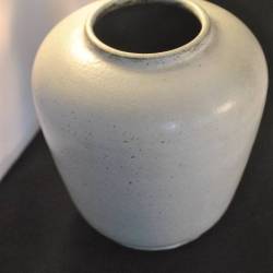 Vaasje, keramiek, mat wit glazuur, 14 cm (Derk Holman)