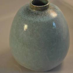 Vintage vaasje, blauwgrijs geglazuurd,  Westraven Utrecht 124, hoog 10 cm