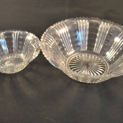 2 glazen schaaltjes, 15 en 22,5 cm