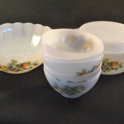 kom (23 cm), schaal met deksel (19 cm) en 5 vuurvaste schaaltjes (7 cm), wit glas