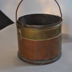 Koperen bloempot (oorspronkelijk granaathuls uit 1942)