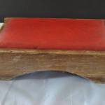 Voetenbankje (hout met skai), hoog 8 cm