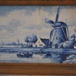 2 ingelijste Delftsblauwe tegels, voorstellend een Hollands polderlandschap, 17 x 30 cm