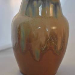 Vaas, rood aardewerk, bovendeel geglazuurd, 15,5 cm (geen merk)