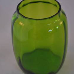 Vaasje, groen glas, 11 cm