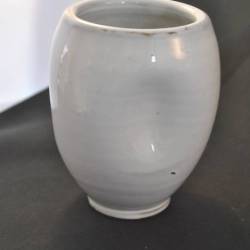 Vaasje (met ingedeukte zijden), keramiek (Nagtegaal Utrecht 308), 11,5 cm