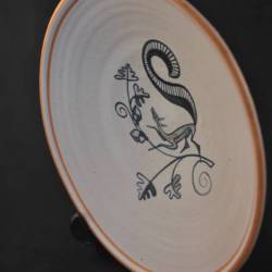Wandbordje (16,5 cm), wit met blauwe afbeelding en bruin randje, gemerkt AMHA (?)