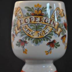 Beker op voet "Dopergin, als melk niet moet" (Zenith Gouda, Schering), 11,5 cm