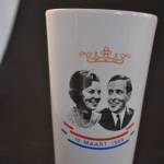 Beker huwelijk Beatrix & Claus (naar elkaar) 10,5 cm (met beschadiging)