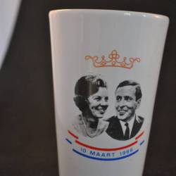 Beker huwelijk Beatrix & Claus (naar elkaar) 10,5 cm (met beschadiging)