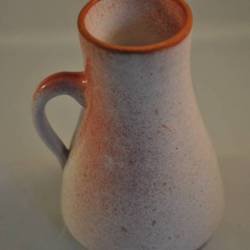 Kannetje, roodachtig met witte glazuur, Nel Goedhart, 11,5 cm