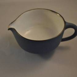 Melkkannetje, blauw  en wit vanbinnen, geglazuurd (Monogram   ??)