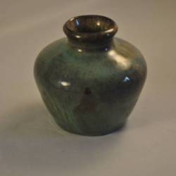 Keramiek potje,  grijs/groen glazuur, met monogram ??, 6 cm