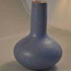 Vaasje, blauw, bolvorm met slanke hals (Nel Goedhart), 9,5 cm