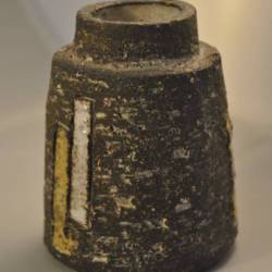 Keramiek potje, grove grijze klei met  gele en blauwe streep, Westraven Utrecht, 8 cm