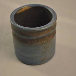 Klein keramiek potje, blauw met 2 zwarte horizontale banen,  7 cm (Hannie Mein)