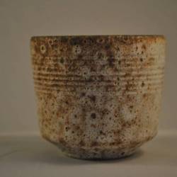 Klein bloempotje, met grijsbruine "kratertjes", 7 cm (merkloos)
