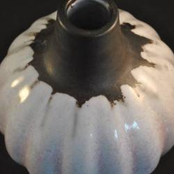 Bolle vaas, zwart met verticale wit geglazuurde ribbels, 20 cm (Mobach Utrecht 815)