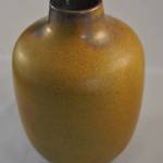 Vaas, Zaalberg, okerkleurig mat glazuur, 17 cm