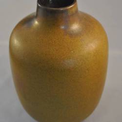 Vaas, Zaalberg, okerkleurig mat glazuur, 17 cm