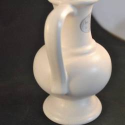 Vaasje met oor, wit, Flora Keramiek, 13,5 cm