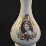 Vaasje "Queen Elizabeth II Silver Jubilee" (Palissy, Royal Worcester Company)