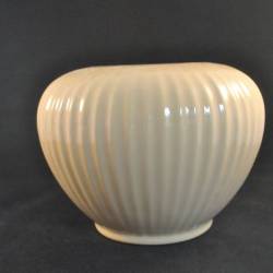 Vaasje, 14 cm, met verticale ribbels rondom, Velsen Keramiek