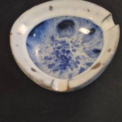 Asbak, wit en blauw geglazuurd, diam. 11 cm, Mobach