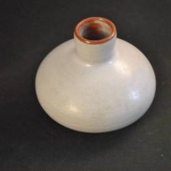 Klein bol vaasje, enigszins afgeplat, met opstaande hals, 7 cm (Mobach)