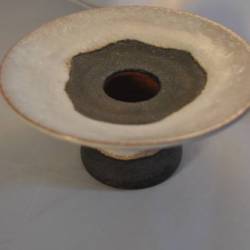 Plat vaasje op voet, voor steekboeketje, 16 cm (Keramiek atelier De Steenuil)
