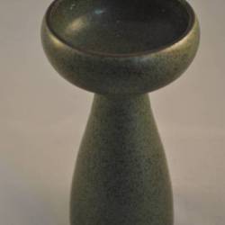 Keramiek vaasje met bolle halsopening, groen geglazuurd, (Zaalberg), 17 cm