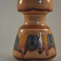 Vaasje, bruin/geel/blauw geglazuurd, (Flora Gouda 910), 14 cm