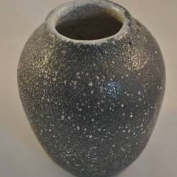 Vaasje, grijs geglazuurd met witte puntjes, 11 cm (Zaalberg)