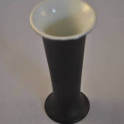 Zwart vaasje, binnenzijde wit, 12,5 cm; geen merk