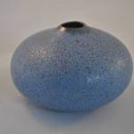 Vaasje, bol en enigszins afgeplat, blauw, ongemerkt, 6 cm